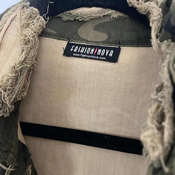 Camo Distressed Denim Jacket - Picture 3 of 5